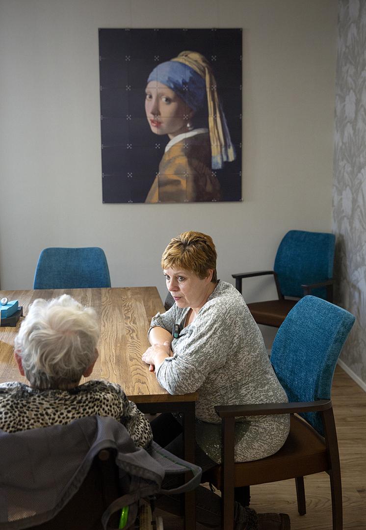 Medewerker met cliënt in gesprek in Lindehof 